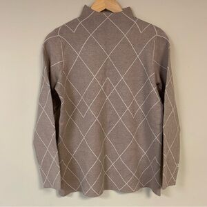 TAHARI Sweater Women's Medium Mock Neck Pullover Tan White Diamond Argyle Print